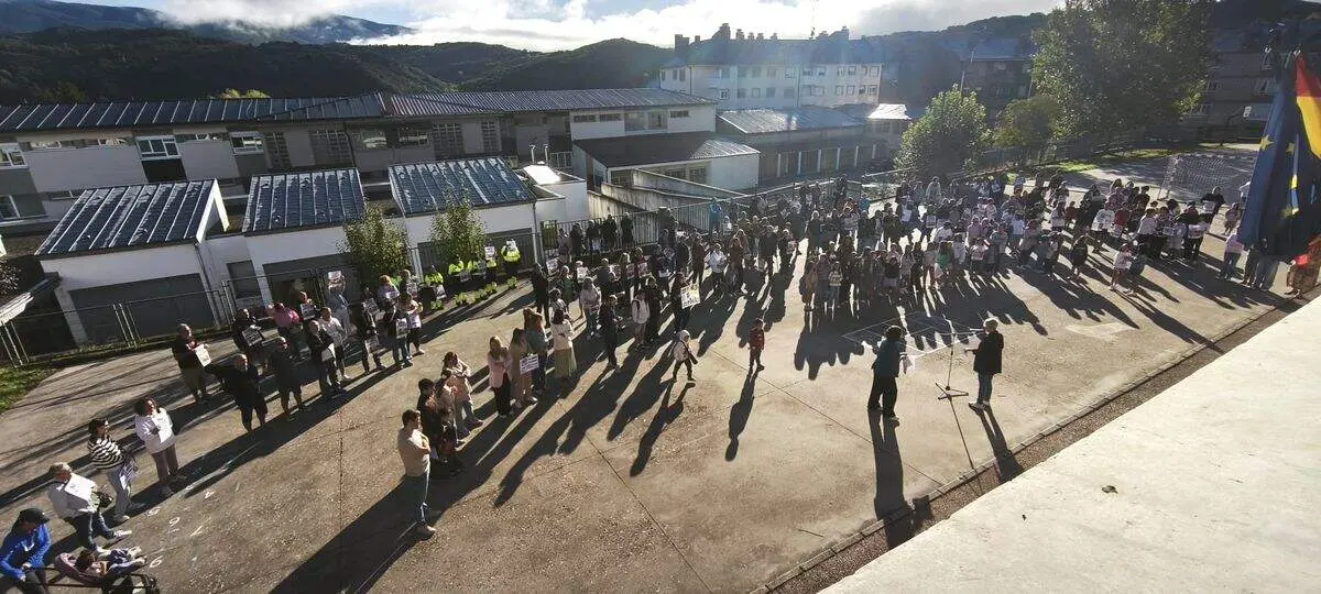 El Ampa del CEIP Valladares Rodr&iacute;guez de Toreno (Le&oacute;n) se concentra para pedir a Educaci&oacute;n que no elimine un aula de Infantil