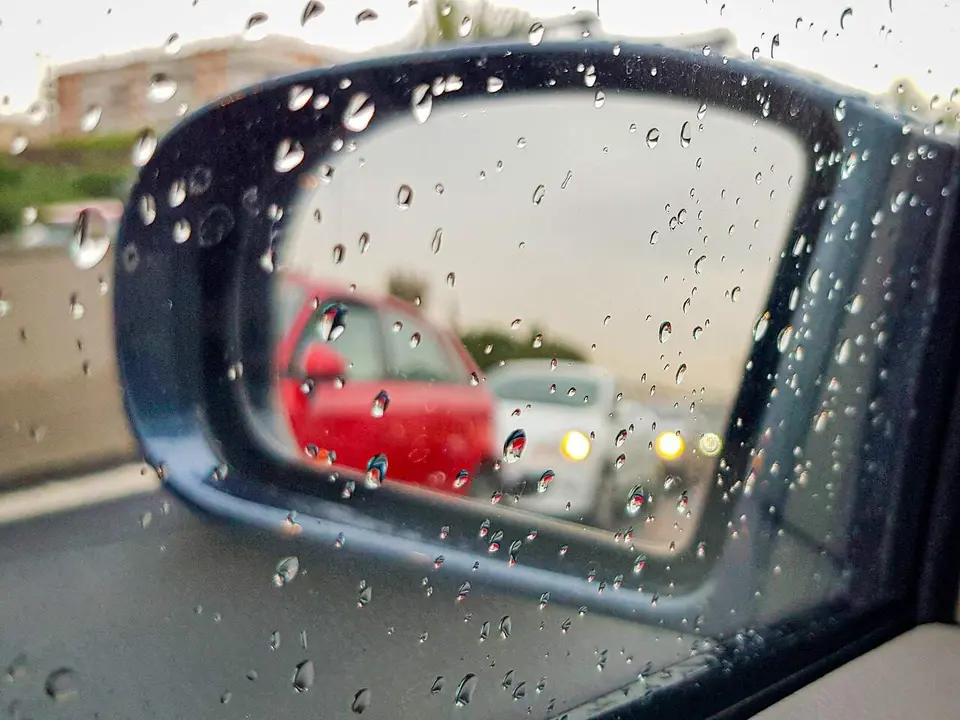 Atasco en una calle provocado por la intensidad de la lluvia.