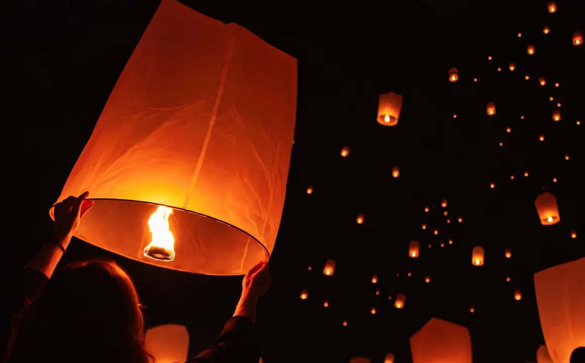 Cientos de farolillos subieron hacia el cielo en homenaje a los dos j&oacute;venes fallecidos.