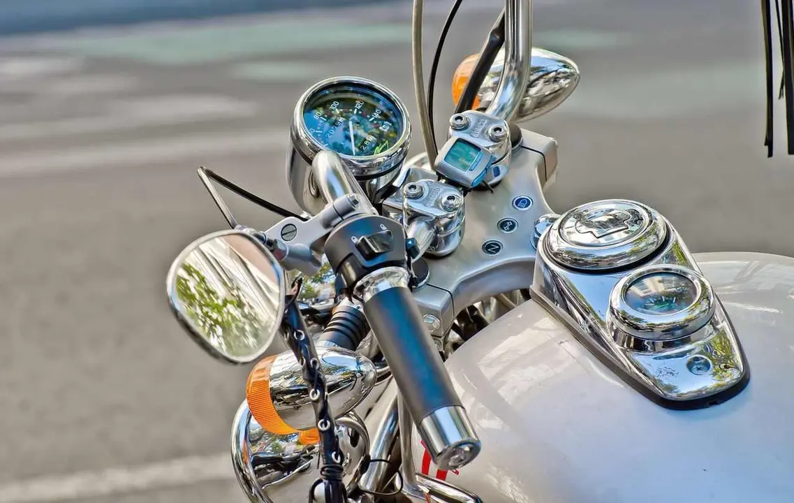 Los motoristas leoneses tendr&aacute;n que revisar su equipaci&oacute;n antes del pr&oacute;ximo 1 de octubre, fecha en la que comenzar&aacute;n a aplicarse las nuevas obligaciones establecidas por la Direcci&oacute;n General de Tr&aacute;fico (DGT) para quienes circulen en motocicletas y ciclomotores.