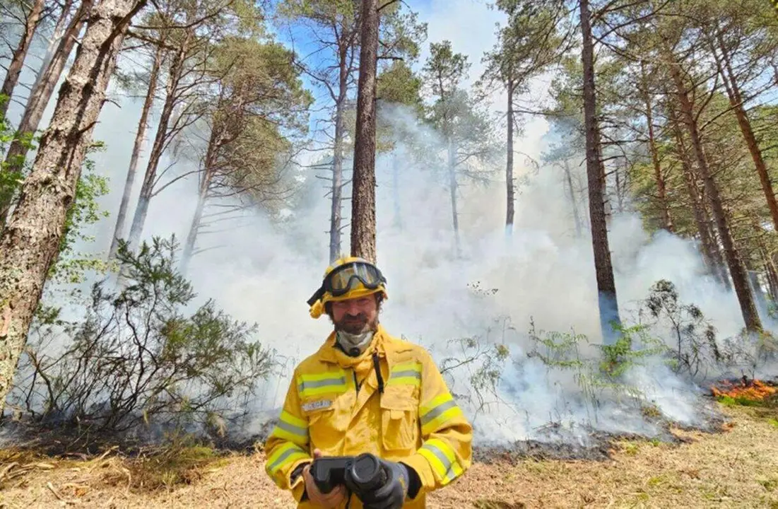 El investigador del ICIFOR-INIA CSIC, Javier Madrigal, durante las labores de coordinaci&oacute;n de incendios forestales