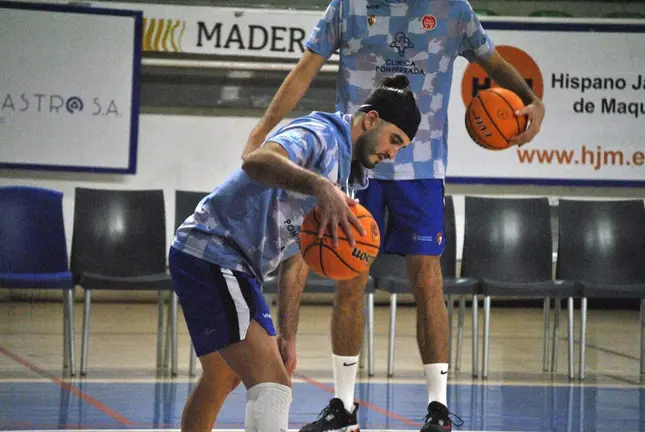 Los dos equipos ya calientan en el Lydia Valentín. Foto: @baloncestoSDP