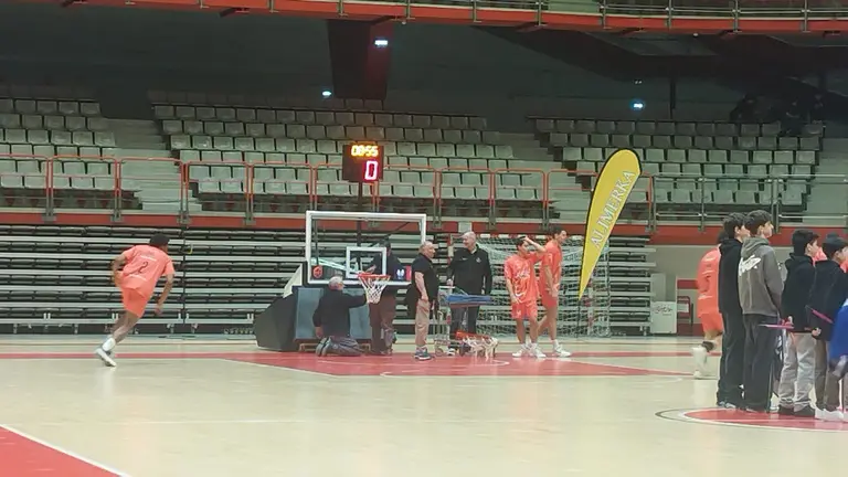 Operarsio cambiando la canasta a pocos minutos del arranque del encuentro