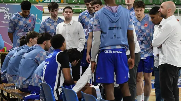 Tiempo muerto de Oriol Pozo, foto @baloncestosdp