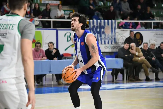 Riley Hayes, anota tiro libre para el Clínica Ponferrada, foto @baloncestosdp