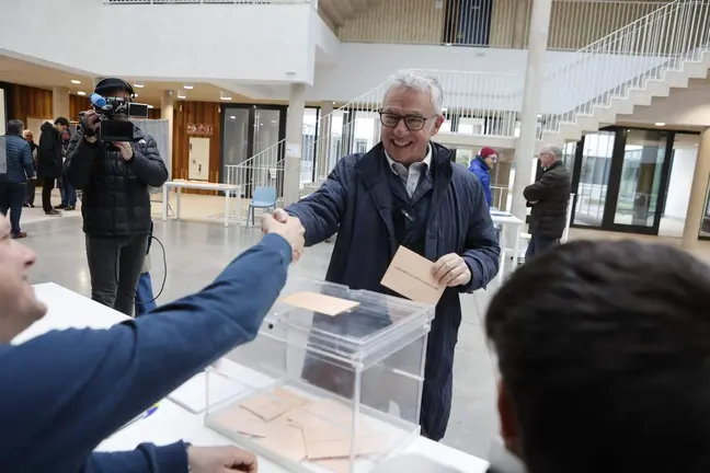 El candidato a las elecciones autonómicas por Soria Ya, Ángel Ceña, ejerce su derecho al voto.