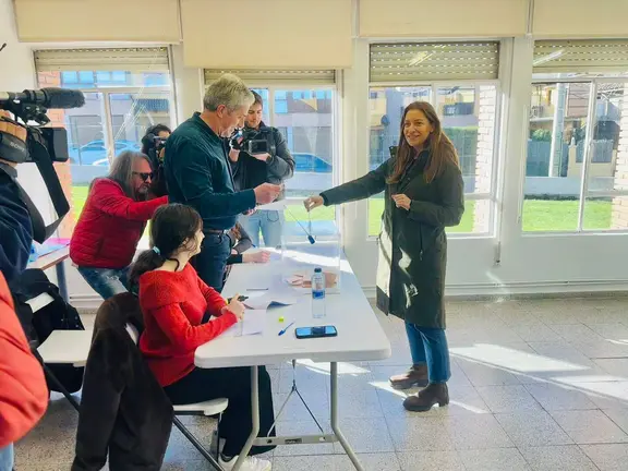 Ester Muñoz vota en Carbajal de la Legua