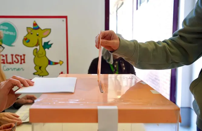 Una urna de votación en 15M.