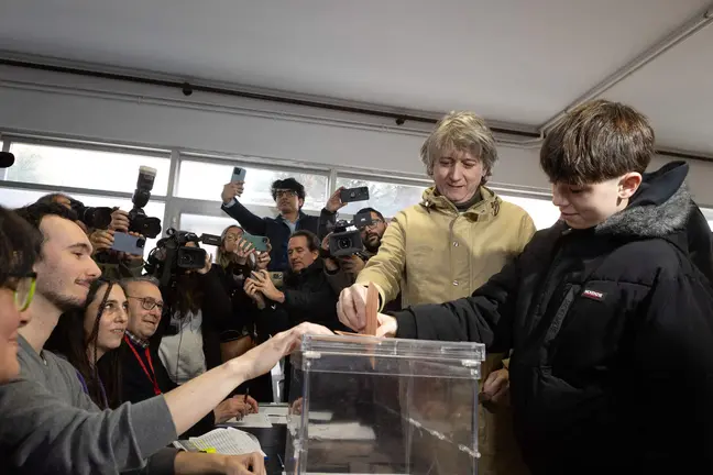 El candidato socialista a la presidencia de la Junta, Carlos Martínez, ejerce su derecho al voto. Foto: Concha Ortega.