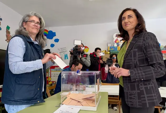 Alicia Gallego vota en Santa María del Páramo.