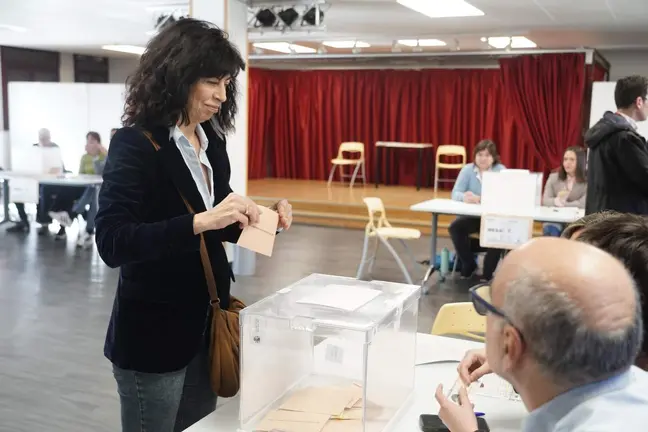La ministra de Igualdad, Ana Redondo, ejerce su derecho a voto en el Colegio Electoral El Campillo de Valladolid.
