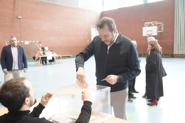 El ministro de Transportes y Movilidad Sostenible, Óscar Puente, vota en el Colegio Electoral Ponce de León de Valladolid.