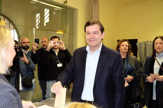 El candidato del PP a la presidencia de la Junta de Castilla y León, Alfonso Fernández Mañueco, vota en Salamanca