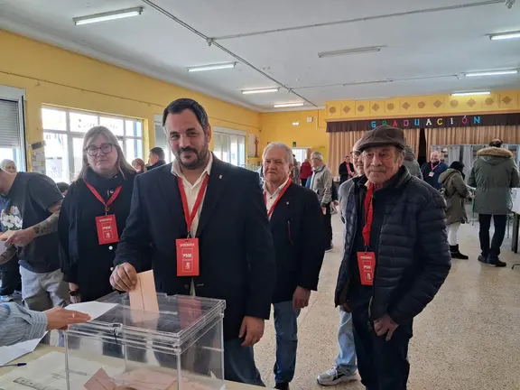 Benjamín Fernández (PSOE), vota en San Andrés. Foto: Isaac Llamazares.