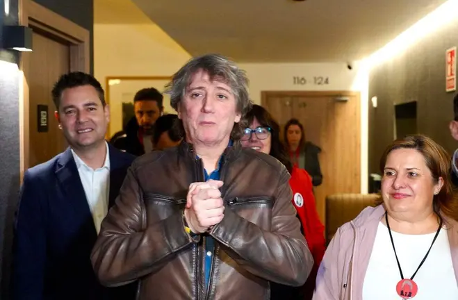 El candidato a la Presidencia de la Junta, Carlos Martínez, a su llegada al hotel en la noche electoral acompañado de Daniel De la Rosa
