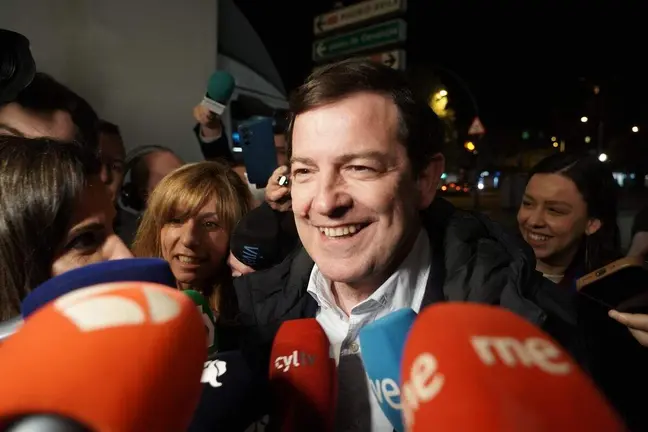 El candidato del PP a la Presidencia de la Junta de Castilla y León, Alfonso Fernández Mañueco, a su llegada al hotel Alameda Palace de Salamanca para seguir la evolución de los resultados electorales. Foto: Rubén Cacho.