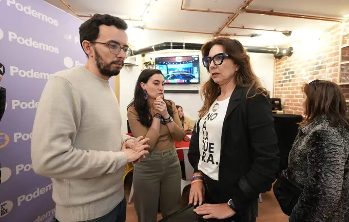 El candidato de Podemos a las Cortes de Castilla y León, Miguel Ángel Llamas, en la sede donde ha seguido los resultados de las elecciones en Valladolid