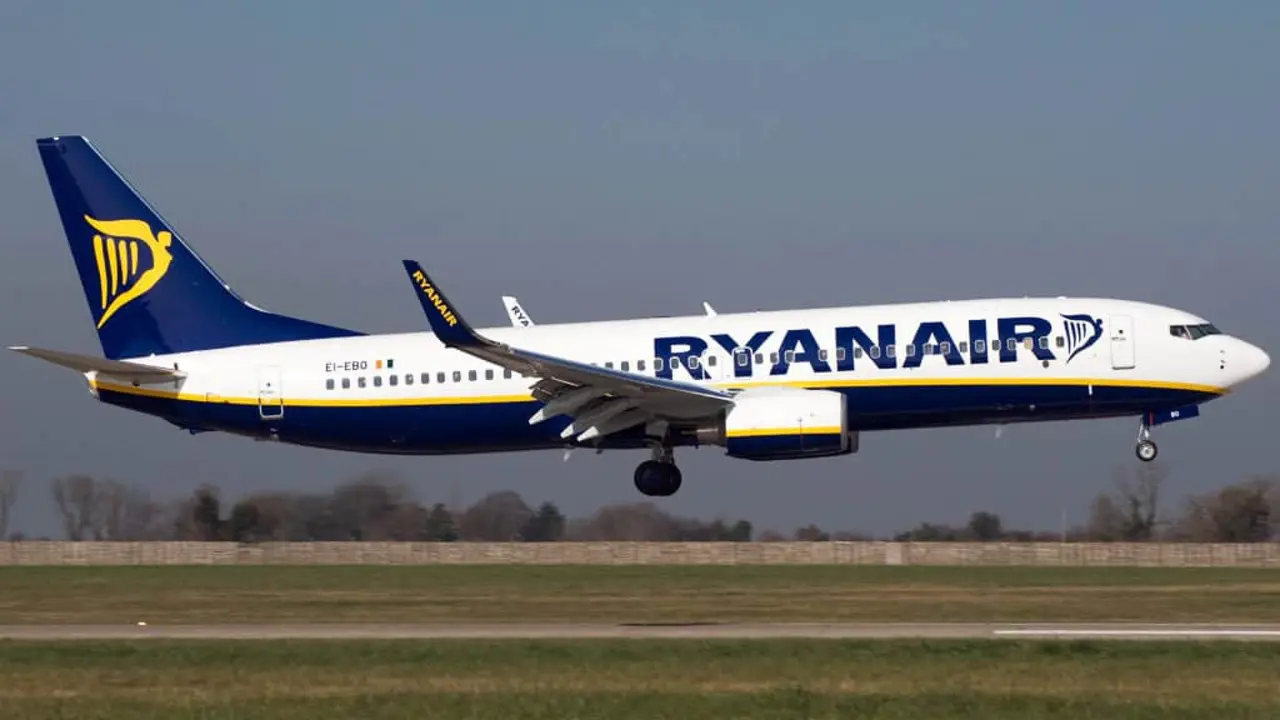 Un avión de Ryanair, en el momento de tomar tierra.