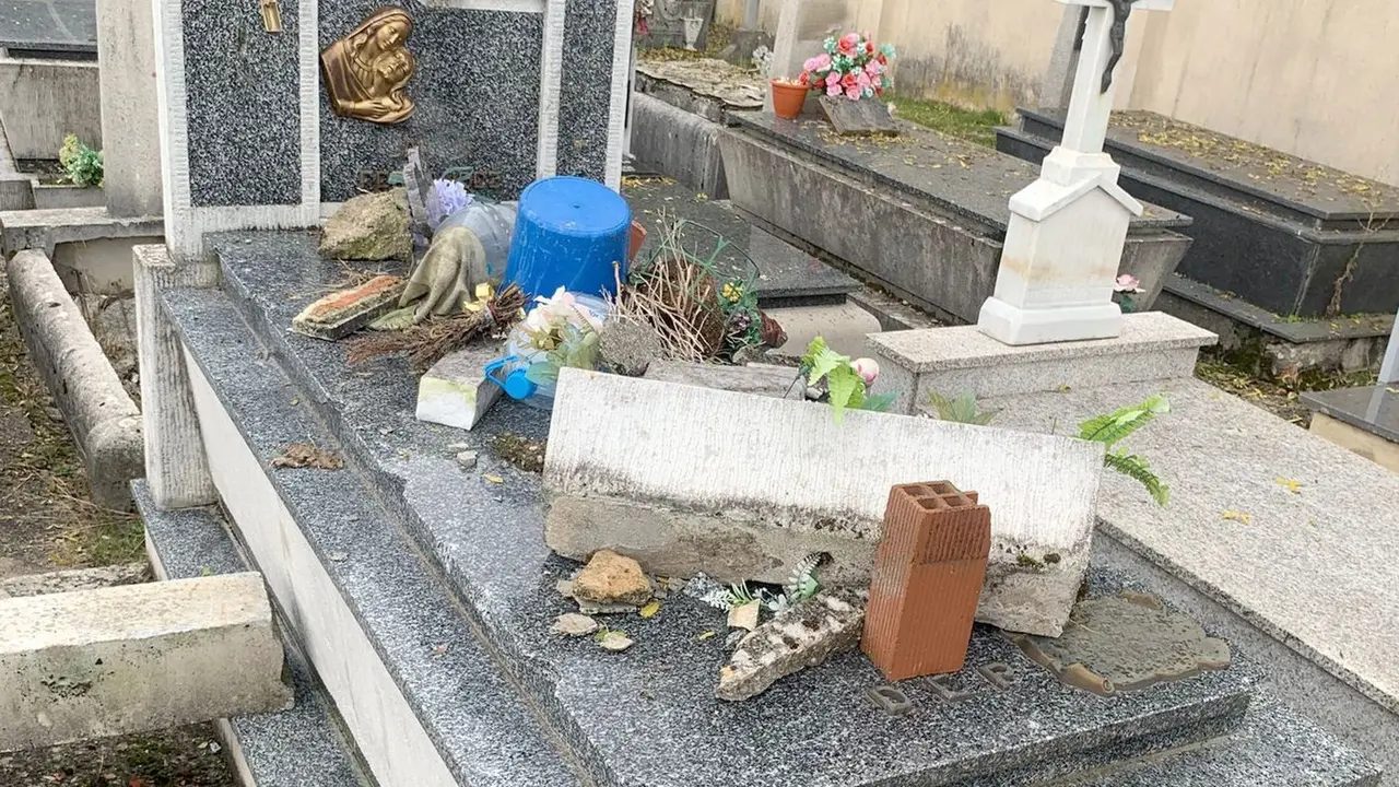 Imagen de los daños ocasionados por el detenido en las tumbas del cementerio.
