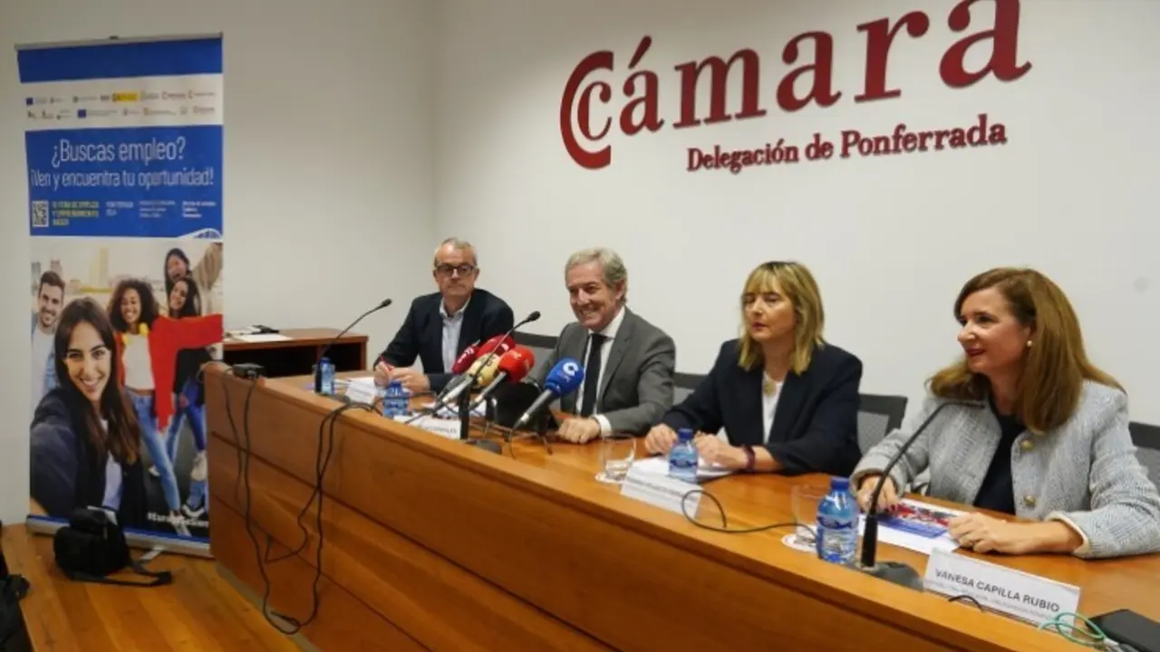 El presidente de la C?mara de Comercio de Le?n, Javier Vega (2I), junto al teniente de alcalde de Ponferrada, Luis Antonio Moreno (I), la coordinadora de la Junta en el Bierzo, Rosana Velasco (2D), y la representante de la C?mara de Comercio de la delegaci?n del Bierzo, Vanesa Capilla (D), durante la presentaci?n de la IV Feria de Empleo Bierzo