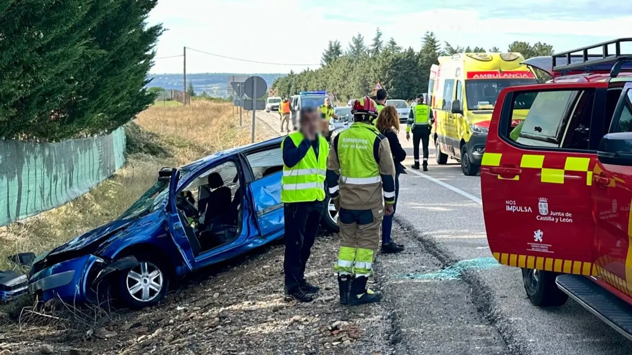 Bomberos de León interviene en la salida de un vehículo en la Nacional 630.