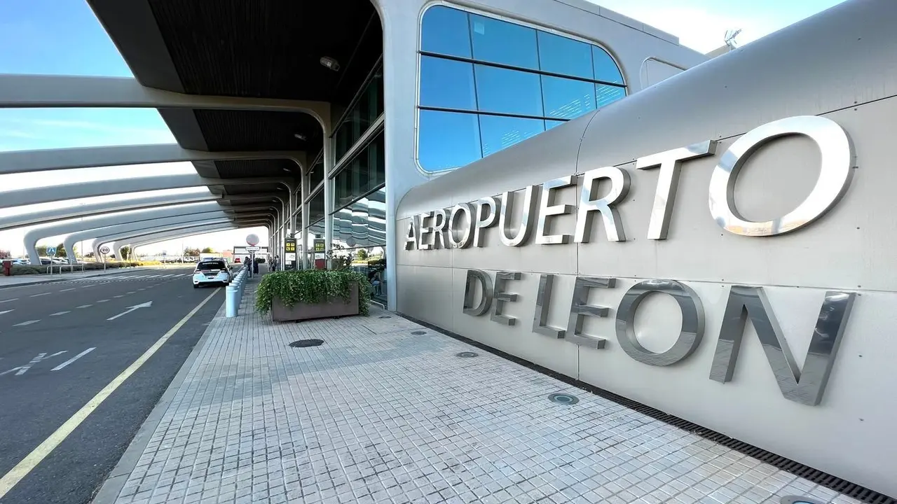 Imagen exterior del Aeropuerto de León.