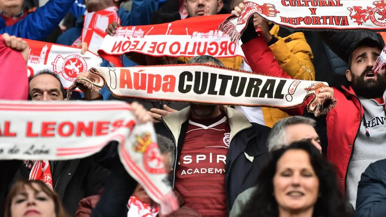Aficionados de la Cultural durante un desplazamiento.