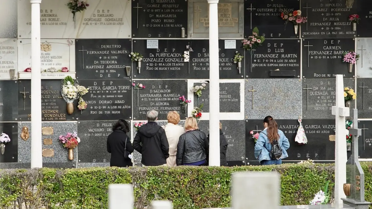 Celebraci&oacute;n del D&iacute;a de todos los Santos en el Cementerio de Le&oacute;n.