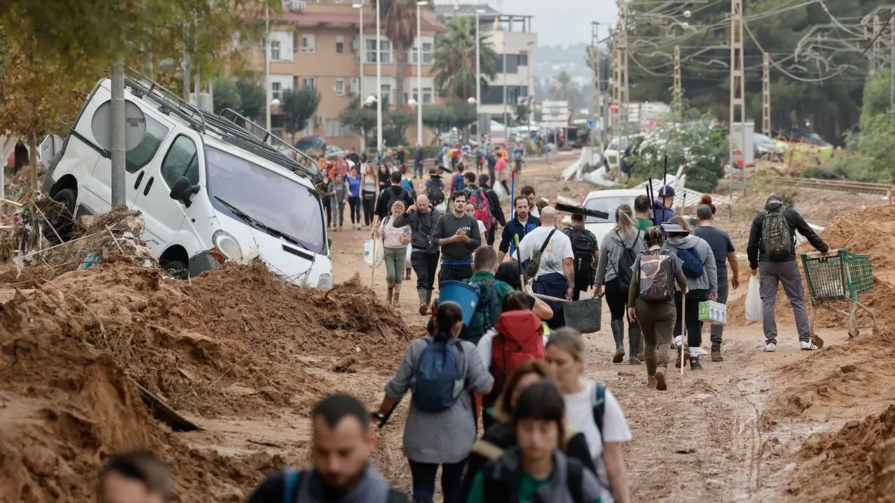 Trabajos de rescate por la DANA en Valencia con presencia de cientos de voluntarios.