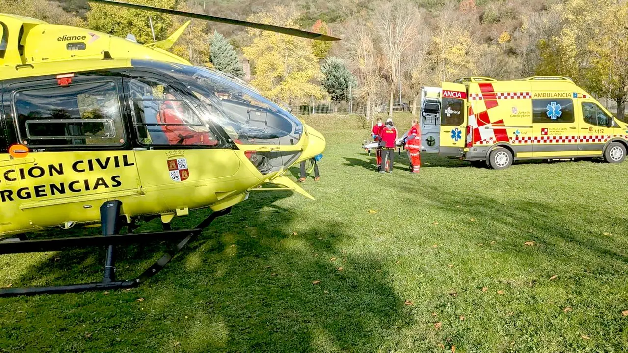Imagen del helicóptero de rescate en el momento del traslado de un herido.