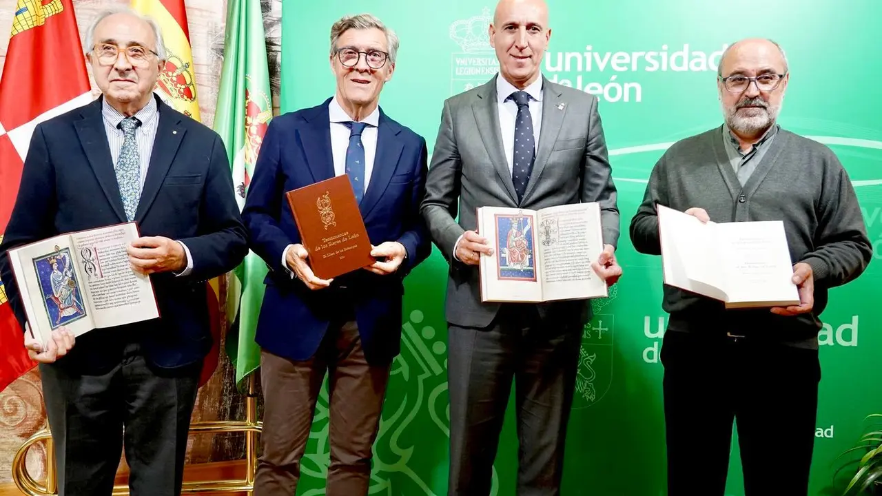 Acto de presentación del libro Testamentos de los Reyes de León. El libro de las Estampas, con la asistencia del alcalde de León, José Antonio Diez; el presidente del Consejo Social de la ULE, Javier Cepedano, el deán de la Catedral de León, Florentino Alonso, y el presidente de la Asociación Española de Historia de la Veterinaria, Francisco Rojo. Foto: Campillo