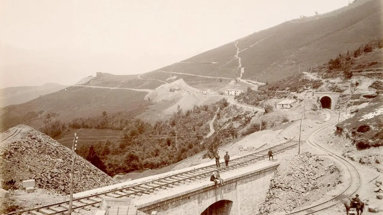 El pontón de Entrambosríos, situado entre los túneles de Canto de la Laguna y El Bescón, cuya boca del lado de León aparece en el extremo derecho. En primer término se observa la vía auxiliar construida para las obras de los trozos 1.º y 2.º. Foto: Paul Sauvanaud