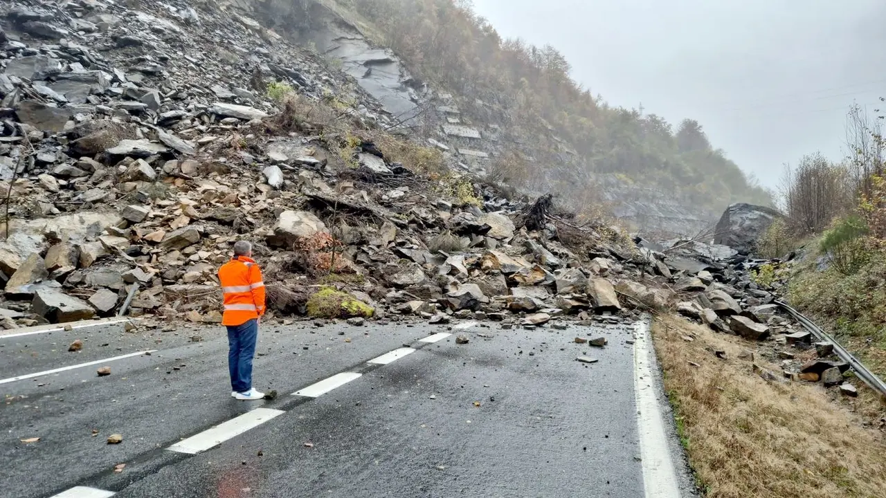 Un desprendimiento de rocas corta la AP-66 en la zona de Lena (Asturias) y obliga a establecer desvíos por la N-630.
