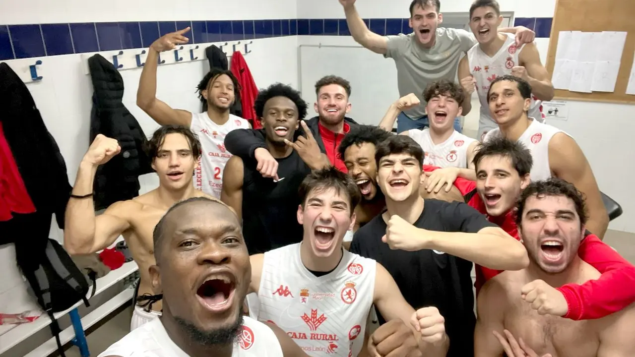 La plantilla de la Cultural de baloncesto celebra la victoria en su vestuario.
