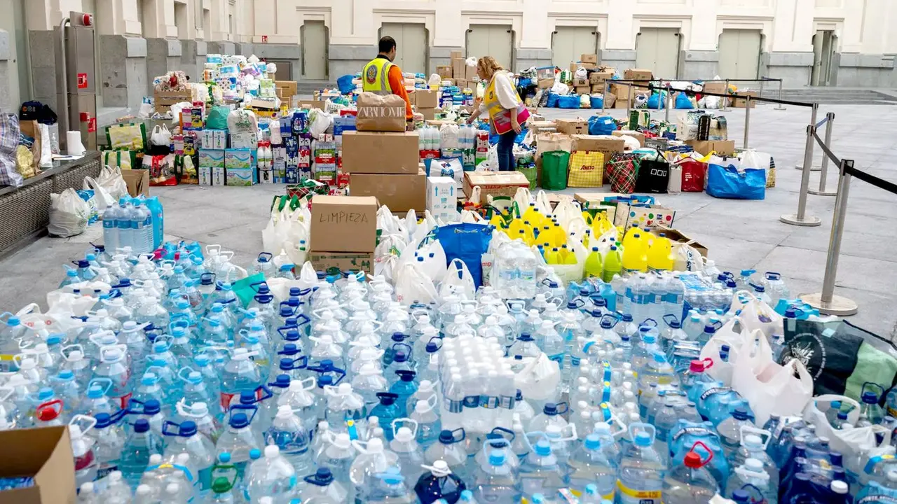 Agua donada para los afectados por la DANA en la zona de Valencia.