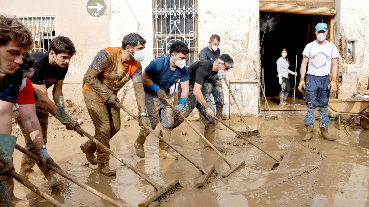 Voluntarios trabajan en la zona afectada por la DANA.