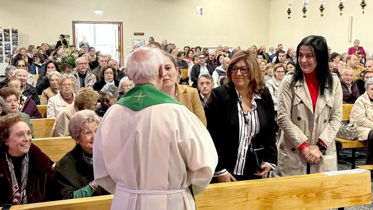 El párroco de La Anunciación saluda a las autoridades municipales en el acto religioso.