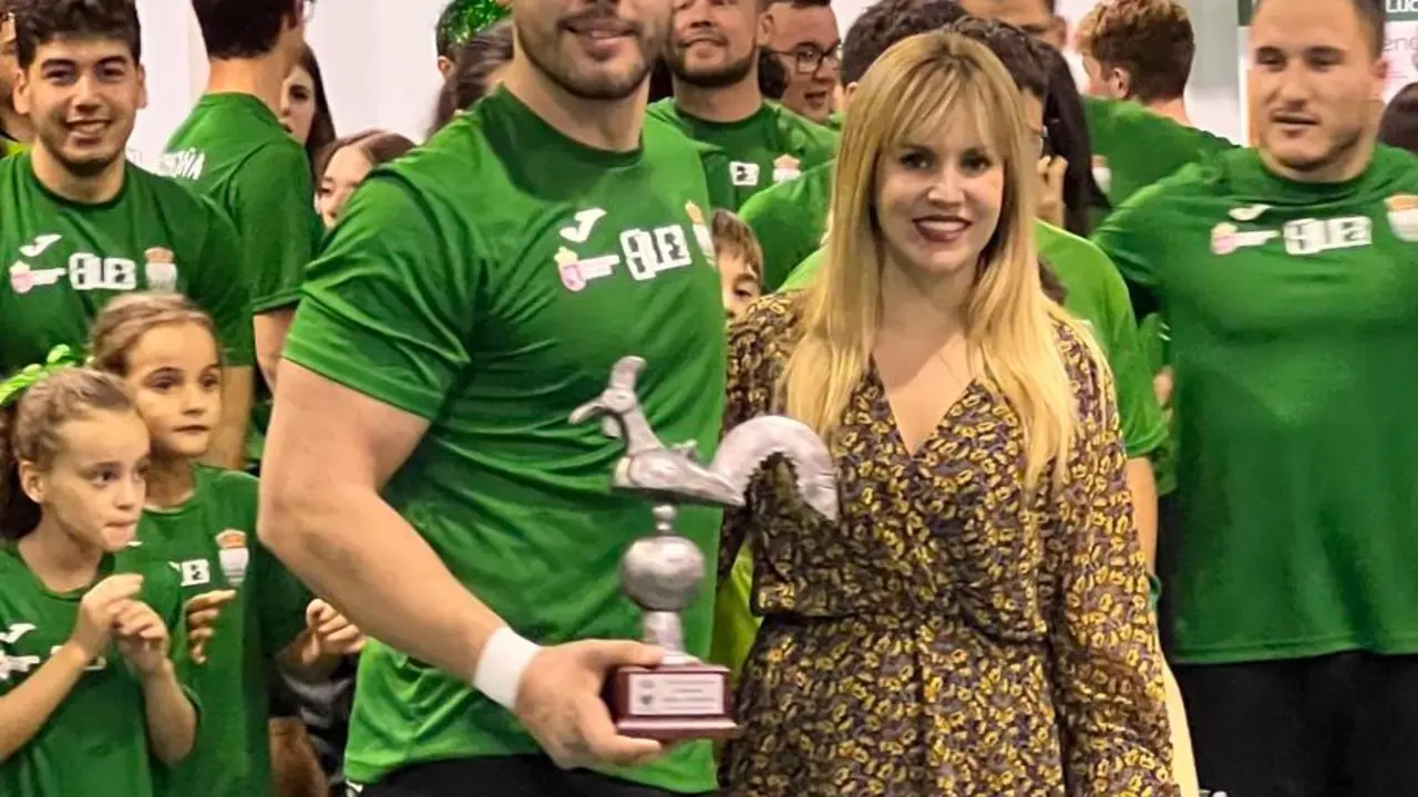 La diputada de Deportes entrega el gallo a los ganadores del clásico Ribera contra Montaña.