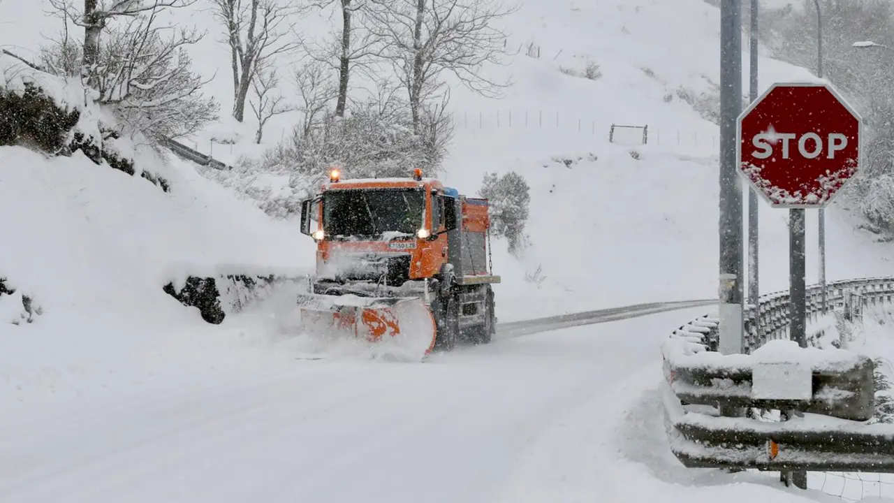 Una quitanieves, a su paso por el puerto de Pajares en una imagen de archivo.