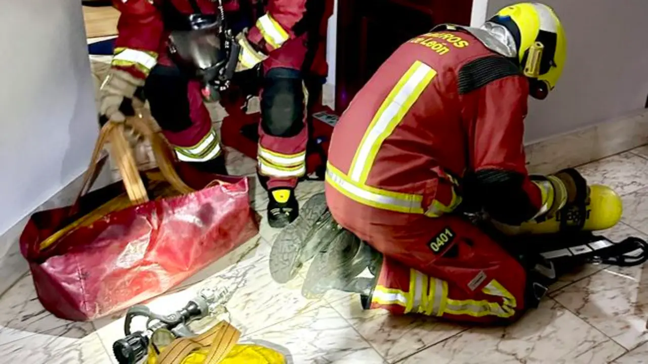 Bomberos Le&oacute;n, en el lugar de la intervenci&oacute;n. Foto: Bomberos Le&oacute;n