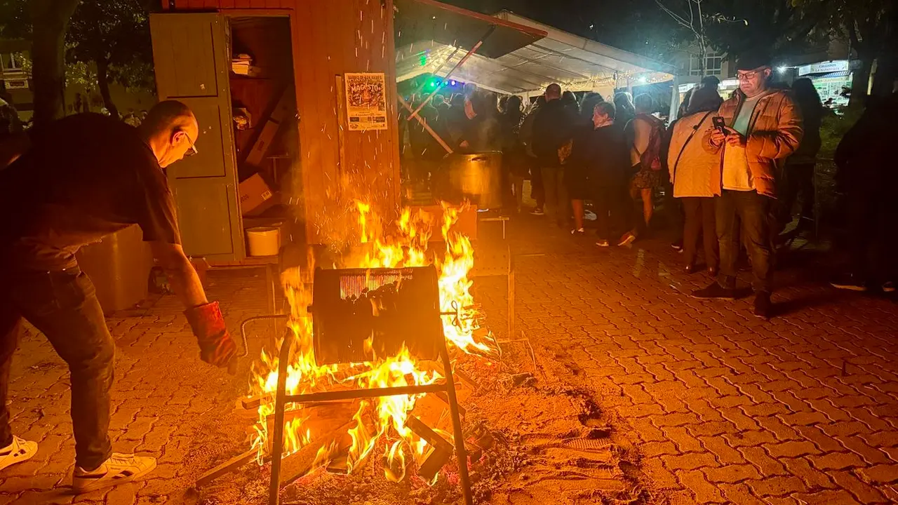 Los concejales del Ayuntamiento de León Álvaro Pola y Lourdes González han compartido con los vecinos un magosto en el que se han repartido 200 kilos de castañas y chocolate caliente.
