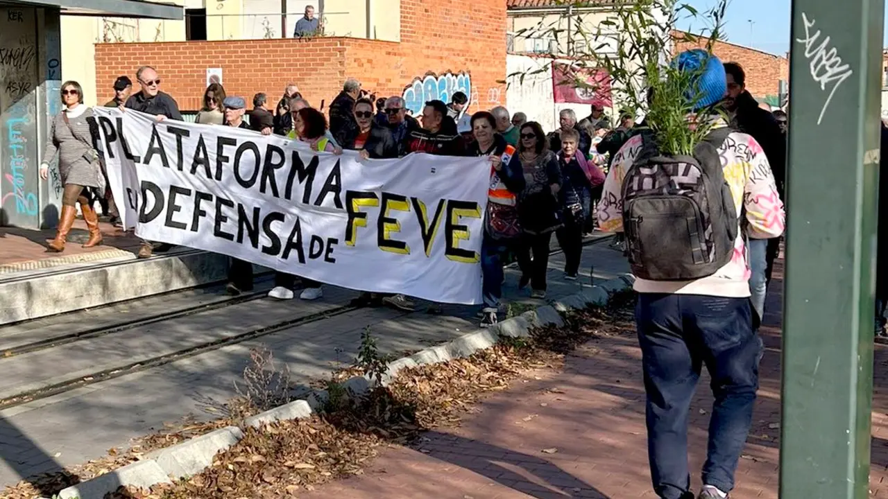 Manifestación en defensa de la línea de Feve hasta el centro de la ciudad.
