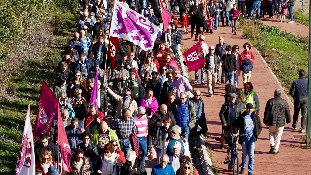 Miles de personas defienden la llegada de Feve al centro de León. Foto: Campillo