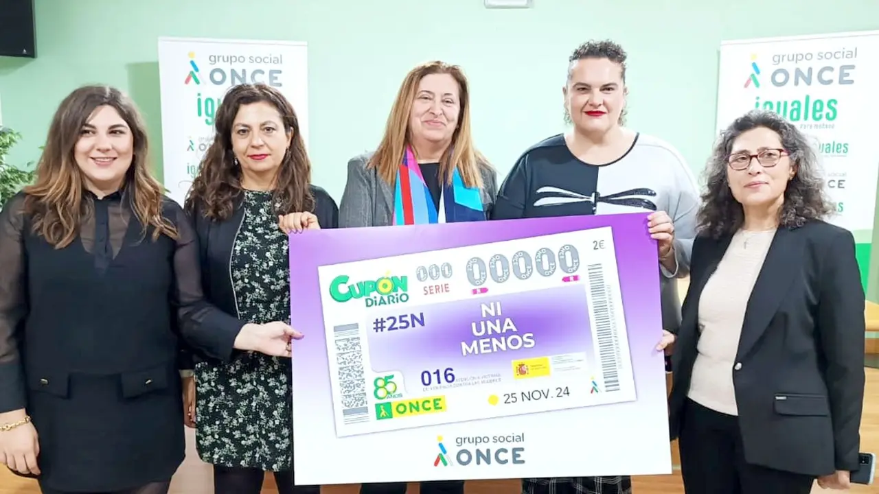 'Ni una menos’ es el lema del cupón de la ONCE del lunes, 25 de noviembre, dedicado al Día Internacional de la Eliminación de la Violencia contra la Mujer, del que se difundirán cinco millones de unidades para concienciar y sensibilizar sobre esta realidad y que fue presentado hoy en León.