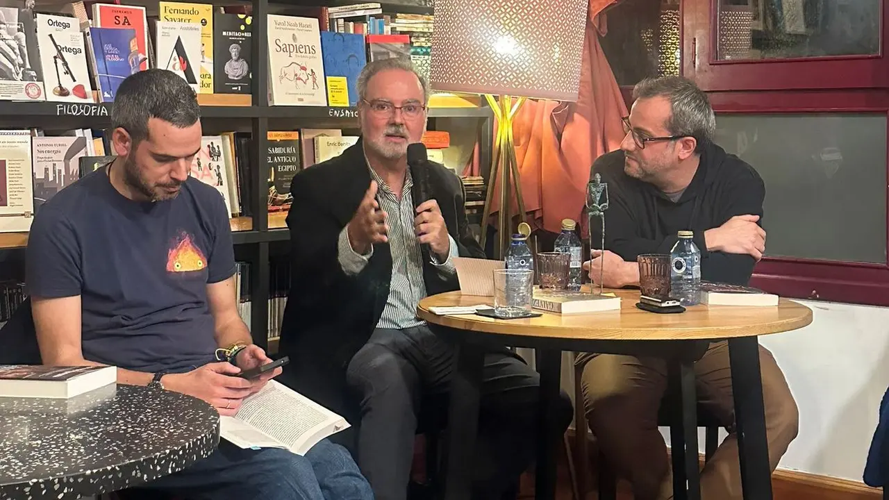 Leonardo Cervera, acompañado por Ibán García del Blanco y Goyix Salduero, presenta esta novela histórica en la librería Tula Varona con una gr