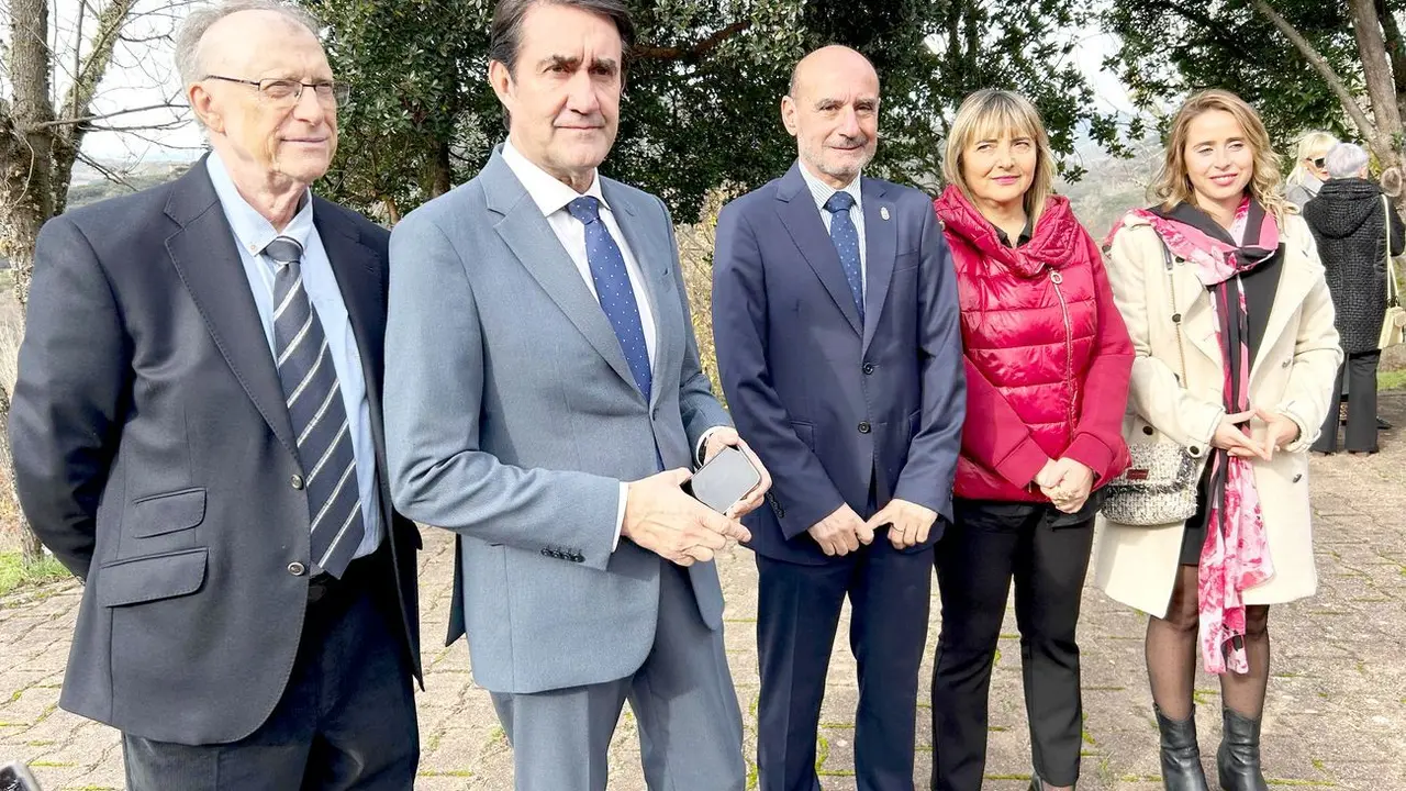 El consejero de Medio Ambiente, Vivienda y Ordenación del Territorio, Juan Carlos Suárez-Quiñones, apuesta por una solución inmediata en Forestalia. Foto: César Sánchez