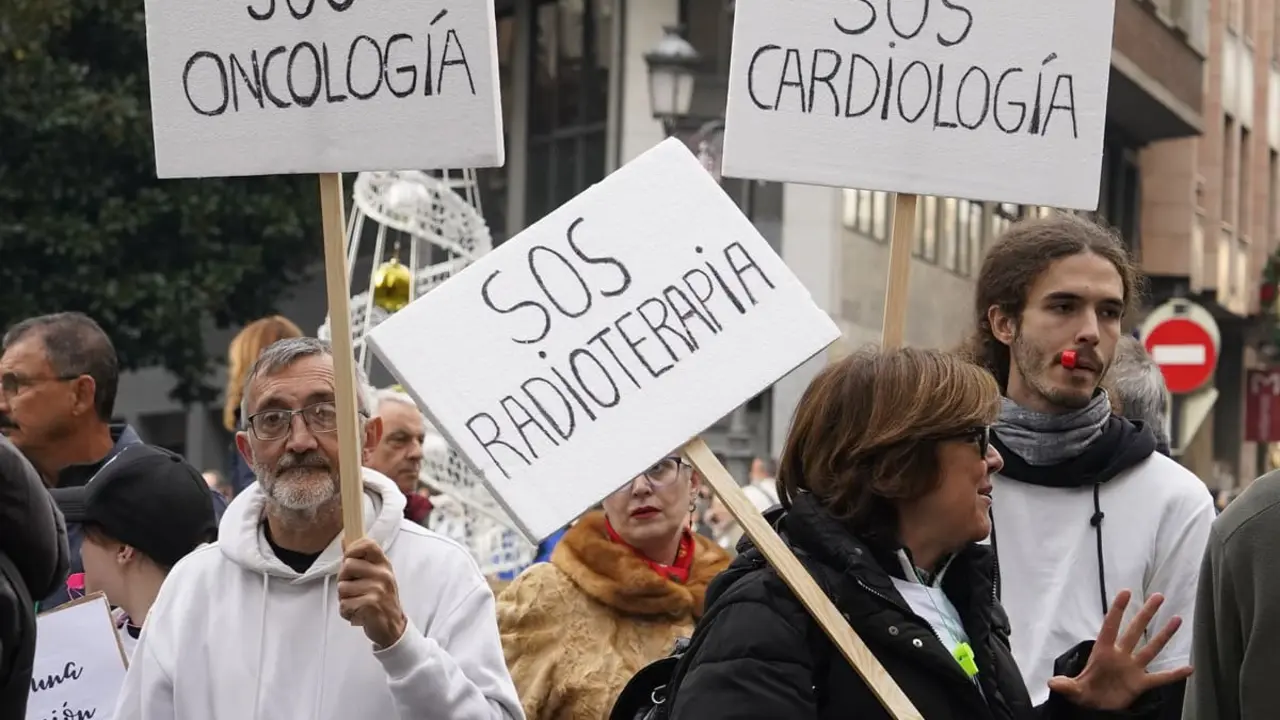 El Bierzo sale a la calle en defensa de la sanidad. 15.000 personas rechazan la actual situación sanitaria en la comarca. Foto: César Sánchez
