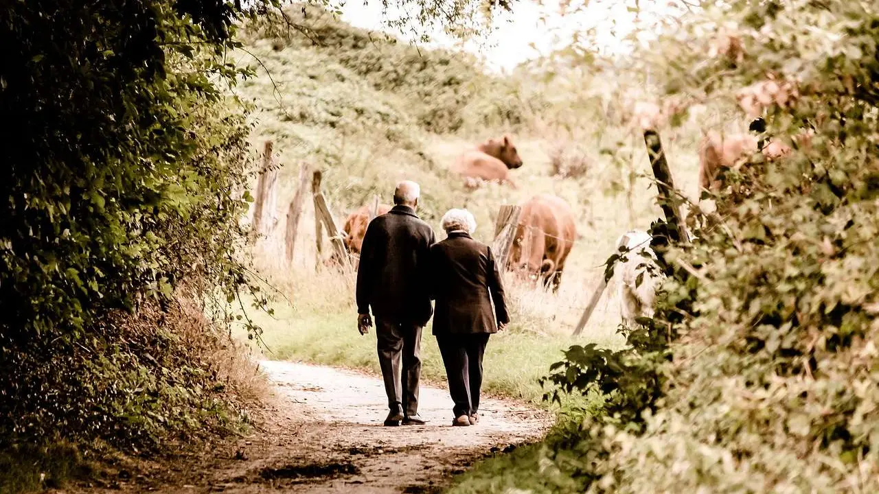 La población de las zonas rurales con menos de 2.000 habitantes encabeza la longevidad, con 55,12 años de media, por encima de los 48,49 años en el conjunto autonómico