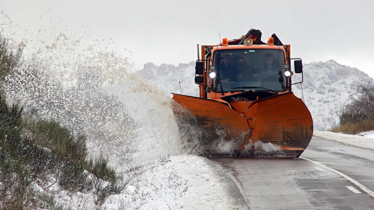 Una quitanieves abre la v&iacute;a durante un temporal de nieve.