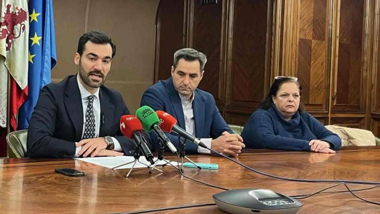 Representantes del PP municipal, durante una rueda de prensa.